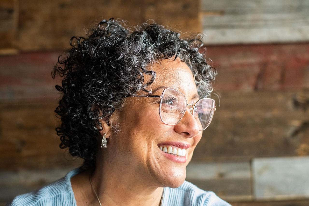 Frau optimistisch mit Brille